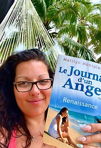Une lectrice avec Le Journal d'un Ange, de l'auteure Marilyn Montplaisir