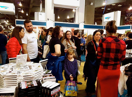L'auteure Marilyn Montplaisir, en pleine séance de signatures, dans un salon du livre