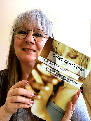 Une lectrice avec D'une vie à l'autre, roman de Marilyn Montplaisir