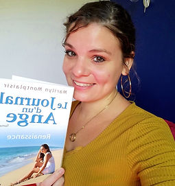 Une lectrice avec Le journal d'un Ange, un roman de Marilyn Montplaisir.jpg