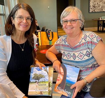 L'auteure Marilyn Montplaisir avec une lectrice et ses romans, Illusion, Nomade et Perdue à Maui