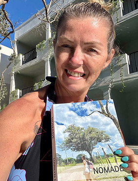 Lectrice tenant le roman Nomade, de l’auteure Marilyn Montplaisir