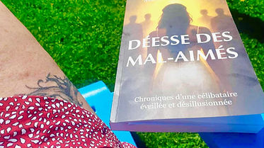 Une photo de lectrice, du roman Déesse des mal-aimés, de l'auteure Marilyn Montplaisr