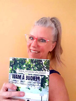 Une lectrice avec le roman Perdue à Maui, de l'auteure Marilyn Montplaisir.jpg