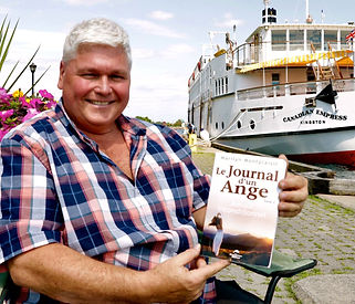 Un lecteur pose avec Le Journal d'un ange, tome 2, un roman de l'auteure Marilyn Montplaisir
