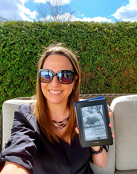Une lectrice avec Nomade, roman de l'auteure Marilyn Montplaisir