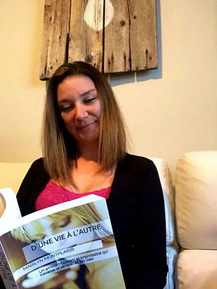 Une lectrice avec le roman D'une vie à l'autre de l'auteure Marilyn Montplaisir