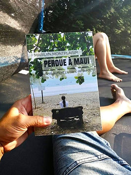 Un lecteur tient Perdue à Maui, un roman de l'auteure Marilyn Montplaisir