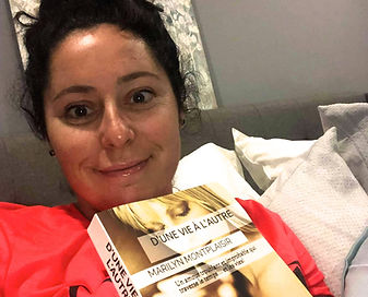 Une lectrice avec le roman D'une vie à l'autre, de l'auteure Marilyn Montplaisir