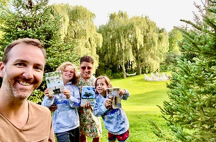Une lectrice en famille, avec divers romans de l'auteure Marilyn Montplaisir