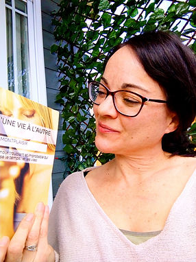 Une lectrice pose avec D'une vie à l'autre, un roman de l'auteure Marilyn Montplaisir
