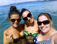 L'auteure Marilyn Montplaisir avec des amies au Costa Rica