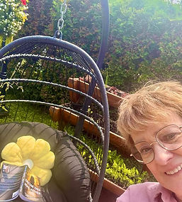 Une lectrice pose avec Déesse des mal-aimés, un roman de l'auteure Marilyn Montplaisir