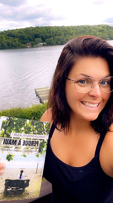 Une lectrice avec Perdue à Maui, un roman de l'auteure Marilyn Montplaisir
