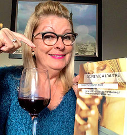 Une lectrice tient le roman D'une vie à l'autre de l'auteure Marilyn Montplaisir