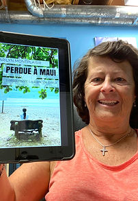 Une lectrice avec Perdue à Maui, de Marilyn Montplaisir