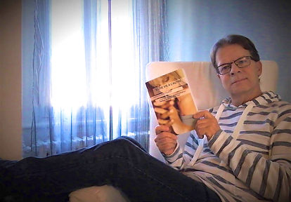 Un lecteur prend la pose avec D'une vie à l'autre, roman de Marilyn Montplaisir