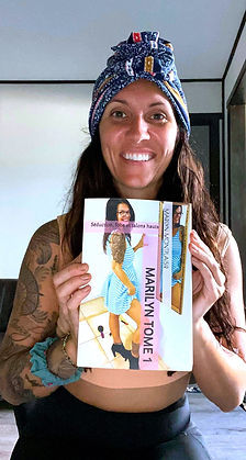 Une lectrice pose avec le tome 1 de la série Marilyn, de l'auteure Marilyn Montplaisir