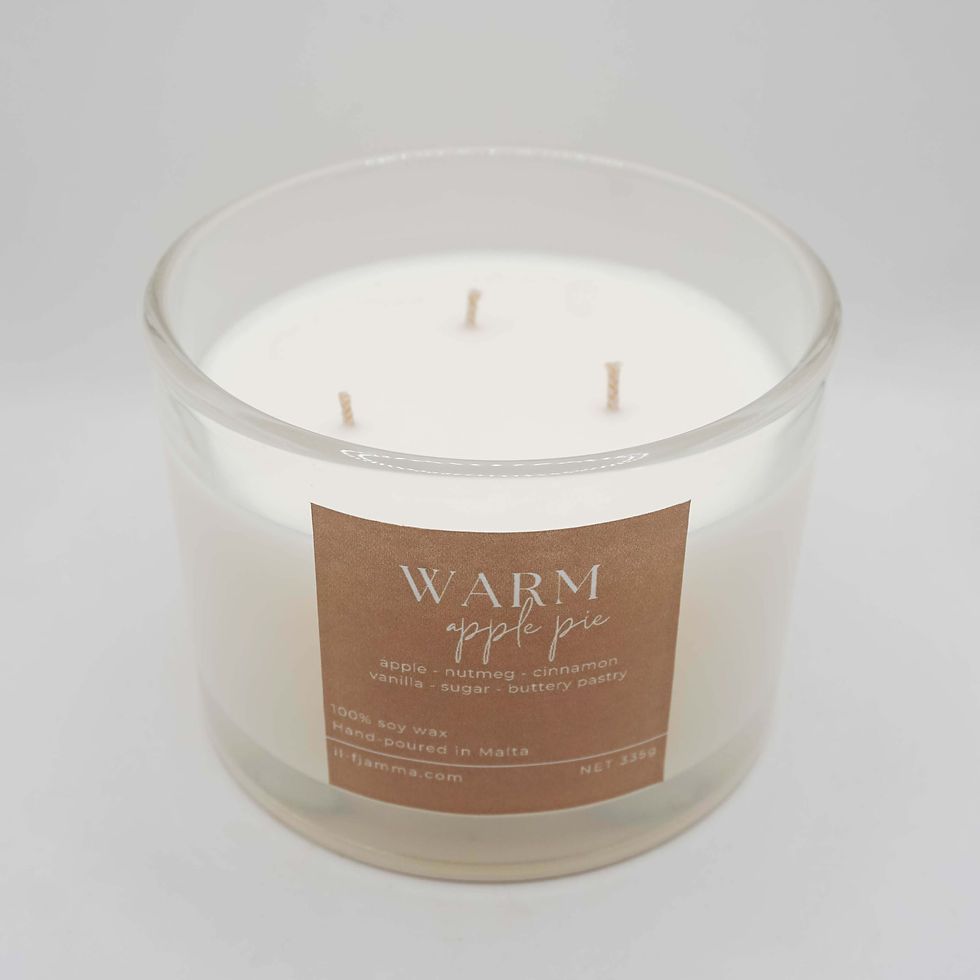 warm apple pie scented candle with wooden lid