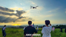 드론을 활용해 제주에서 항공 촬영을 진행하는 제이투익스미디어 현장
