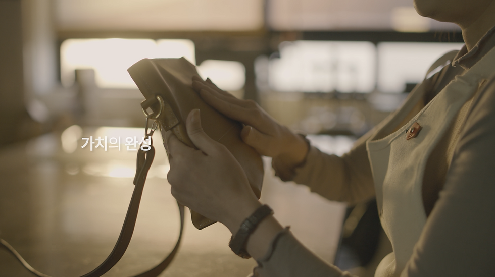 복지관 프로그램에 참여하며 자신의 활동에 집중하는 실제 이용자