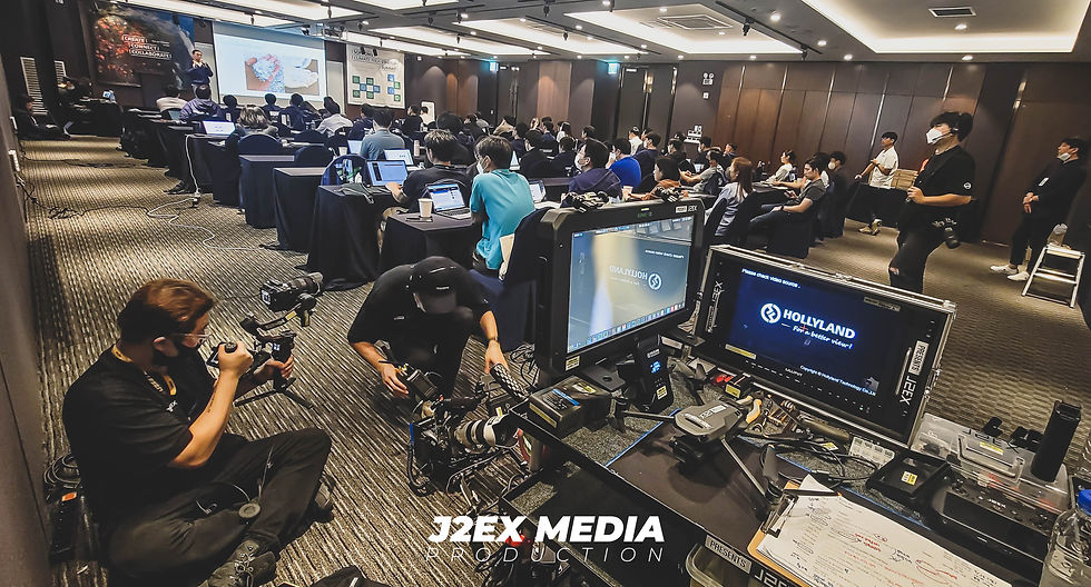 환경토론회 무대 전체를 촬영하기 위해 카메라 및 짐벌을 세팅하는 제작진들