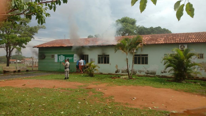 Raio atinge posto de saúde e causa incêndio em Bela Vista de Goiás