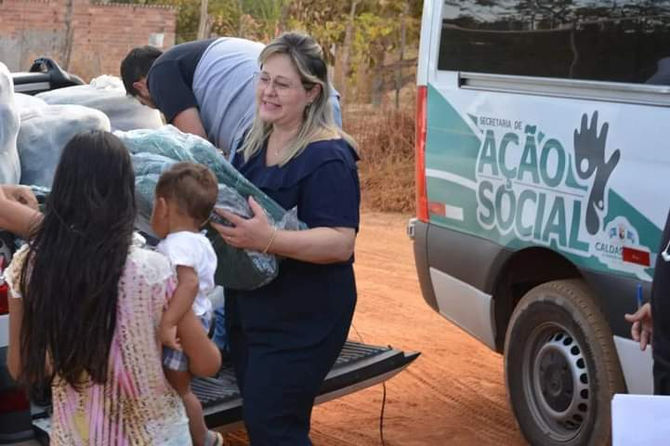 Prefeito Kleber Marra, realiza entregas de cobertores para população de Caldas Novas