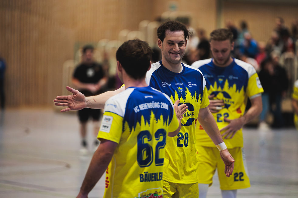 Grund zur Freude für Jonas Beyer und Timo Bäuerlein: Mit dem Auswärtssieg hat sich das Team etwas von den untersten Rängen distanziert.