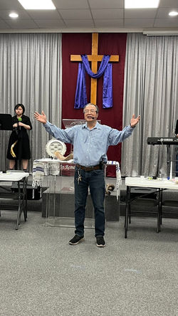 逾12