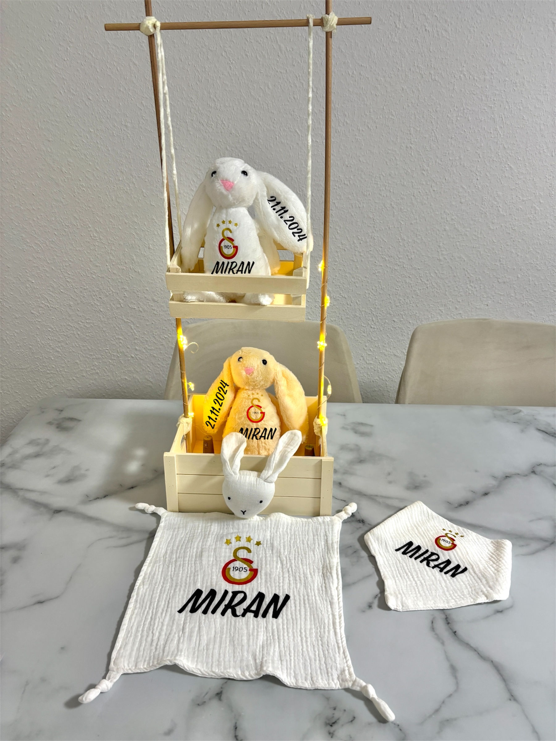 Galatasaray Geschenk Set Kuscheltier Hase, Babylätzchen und Babyschmusetuch