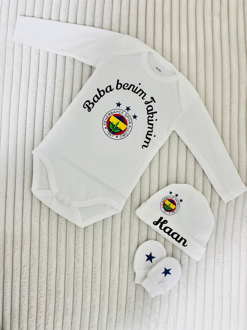 Thumbnail: Langarm Fenerbahce Babybody, Babymütze und Babyhandschuhe Personalisiert