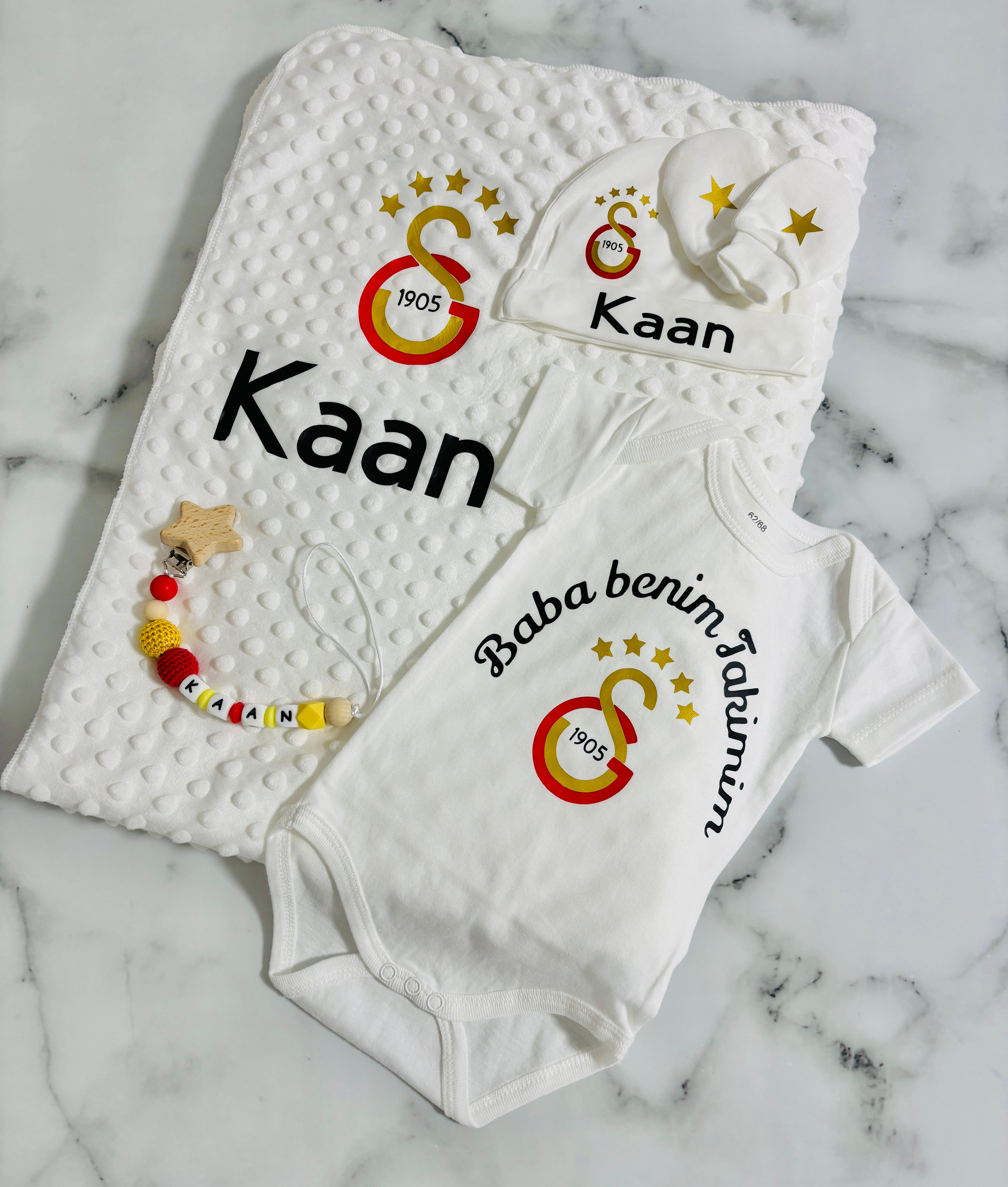 Galatasaray Set Babybody, Babydecke, Babyhandschuhe, Babymütze und Schnullerkett