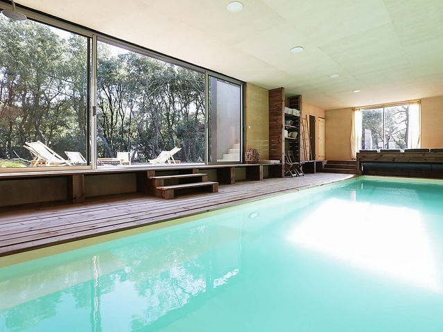 Piscine intérieure sauna.jpg