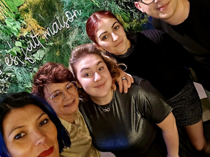 À Paray-le-Monial, Coiffure Création incarne depuis 1987 une passion transmise avec exigence et bienveillance. Sous la direction de Coralie Rameau, le salon perpétue l’excellence initiée par Catherine Boudot.