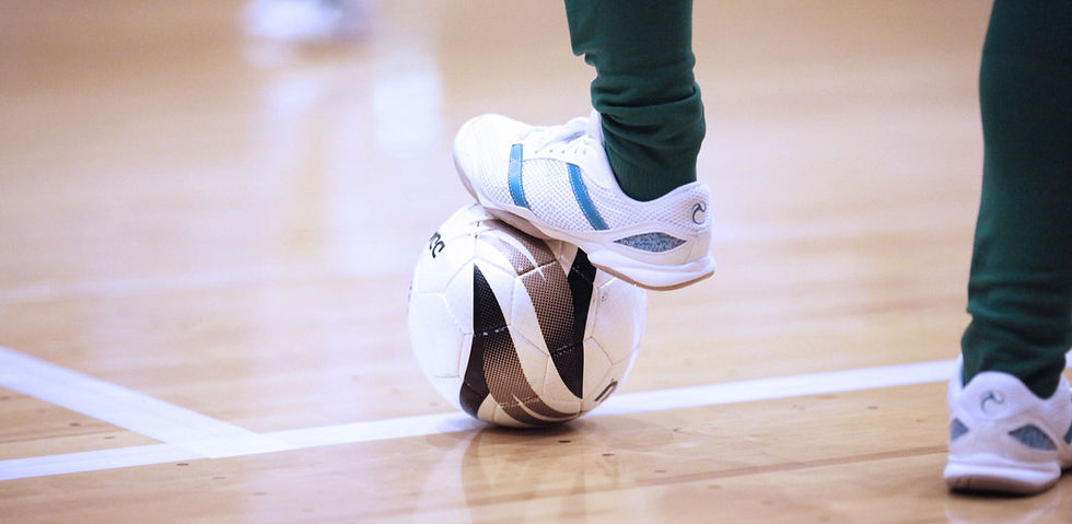 joueur et ballon dans un salle