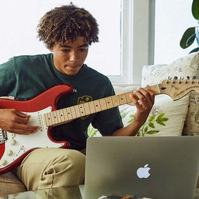 ¿Nada qué hacer? ¡Fender tendrá 3 meses de clases de guitarra gratis en línea!
