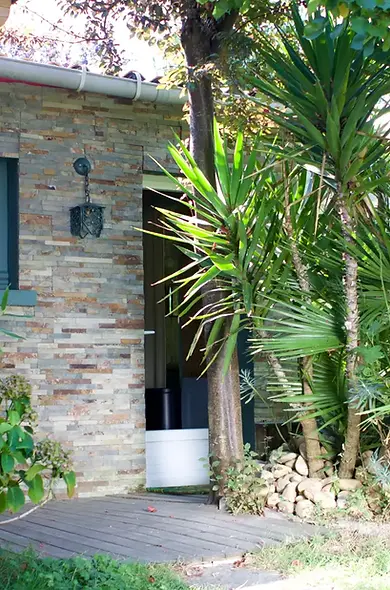 Extérieur verdoyant de l'Atelier d'accompagnement intuitif, atelier sonore et sonothérapie à Nantes.