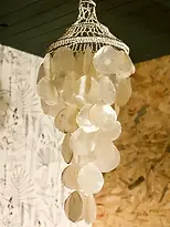 Suspension en papier créant une atmosphère apaisante dans l’Atelier bien-être.