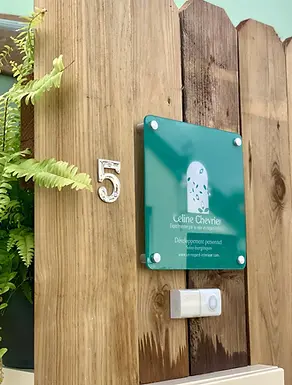 Portail entrée de l'Atelier avec sonnette et une plaque avec le logo et nom de Céline Chevrier.