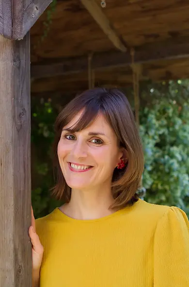 Céline Chevrier souriante devant son atelier à Nantes.