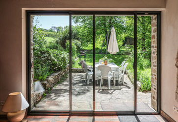 Vue sur le jardin depuis le gîte La Lande - terrasse et nature en Dordogne