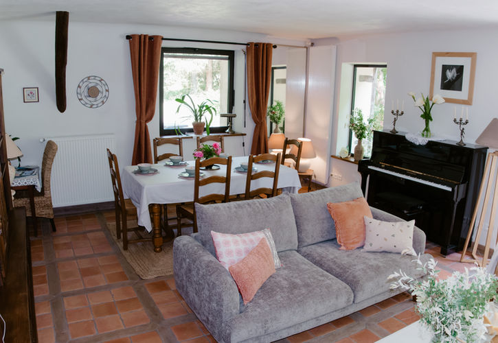 Salon avec cheminée du gîte La Lande - gîte tout confort Dordogne