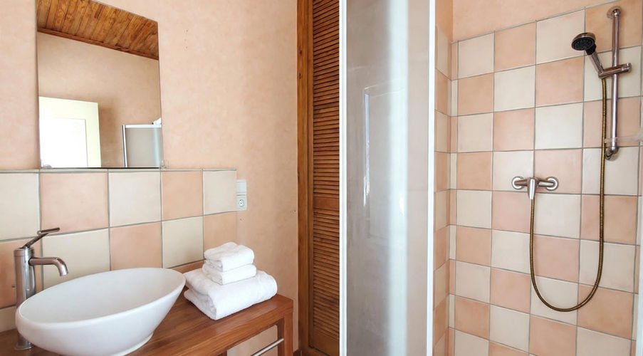 Salle de bain avec douche du maison la Lande - tout confort à Firbeix