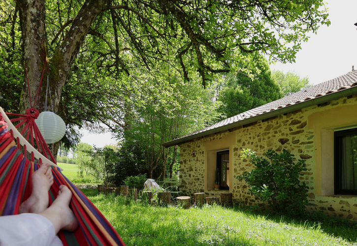 Hamac dans le jardin du gîte La Lande - gîte avec jardin arboré à Firbeix