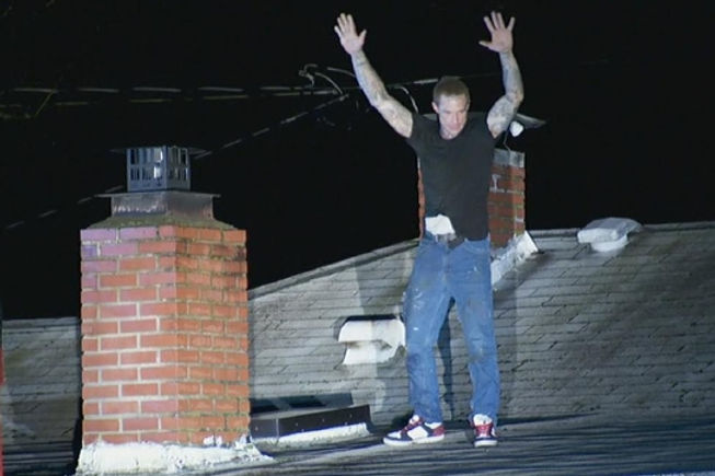 9400aa01-224a-4a67-b42e-52e6ac21cec3-jumbo36x25_SuspectcaughtonSEPortlandroof1.jpg