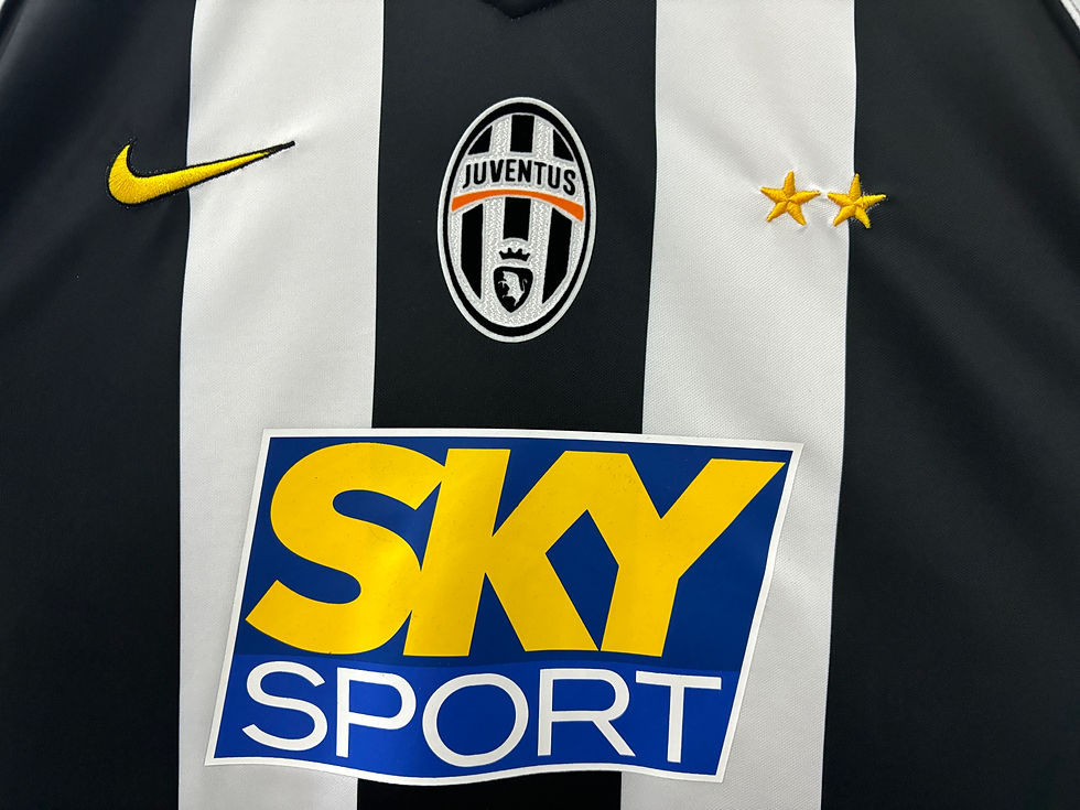 Thumbnail: Juventus 04/05 Home Kit