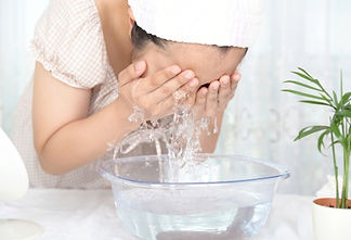 woman_washing_face