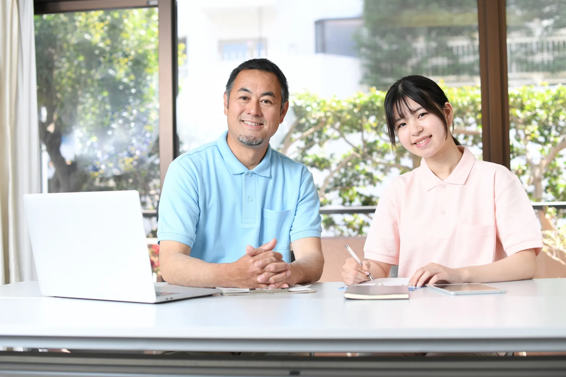 高齢者と介護士