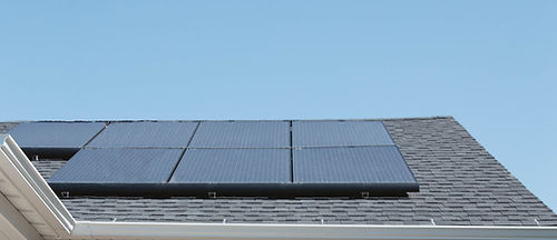Zonnepanelen op het kantoorgebouw van DES NV.